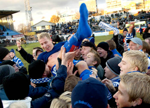  Tvåmålsskytten Jonas Henriksson hyllas av IFK-supportrarna efter matchen.
