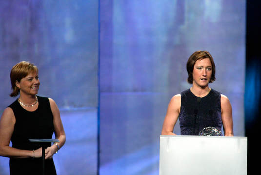  Prisutdelaren Marika Domanski-Lyfors, förbundskapten Sverige och Årets Genombrott Anna-Maria Eriksson, Kopparberg / Landvetter .