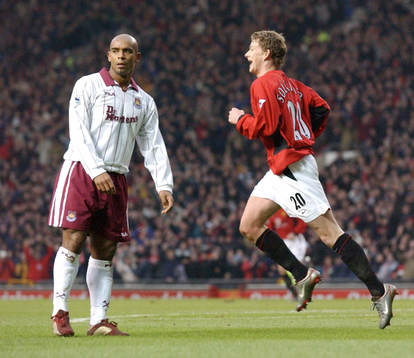  Ole Gunnar Solskjaer, Manchester United, jublar efter 1 - 0. Trevor Sinclair, West Ham ser förvånad ut.