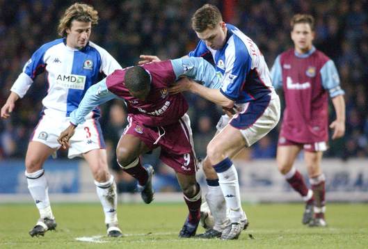  Nils Eric Johansson i närkamp med Jermanie Defoe, West Ham 