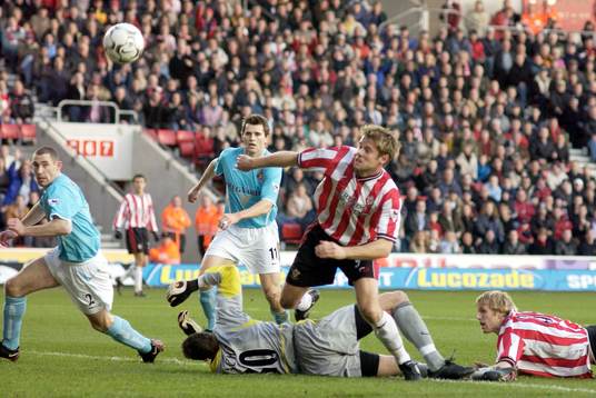  James Beattie, Southampton gör mål i första halvlek, men målet underkänns... 