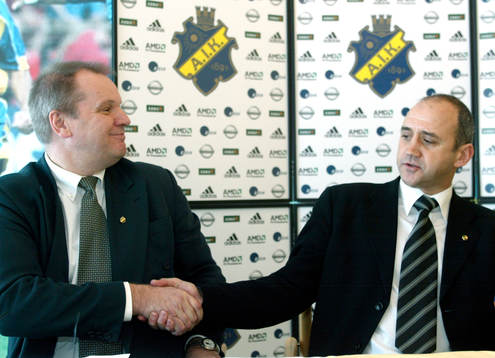 Richard Money, tränare AIK hälsas välkommen av Sanny