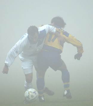  Massimiliano Cappellini, Empoli och Emanuele Filippini, Parma i närkamp under den extremt dimmiga andra halvleken.