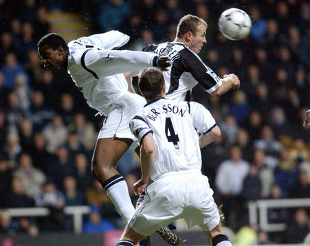  Alan Shearer, Newcastle och Bruno N´Gotty, Bolton. Nick, nickduell. 