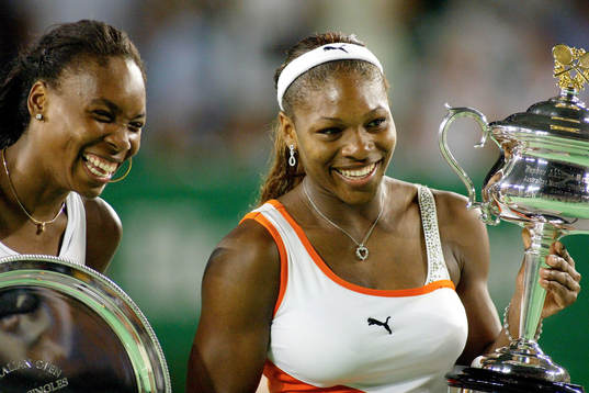 Venus och Serena Williams, USA med segerpokalen