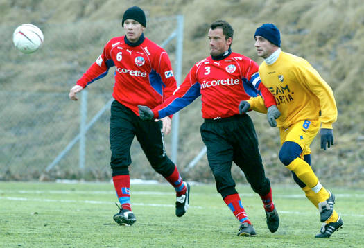  Bobby Kociski, Malmö avancerar framåt, framför Tobias Johansson och Kenneth Rasmussen, Helsingborg.
