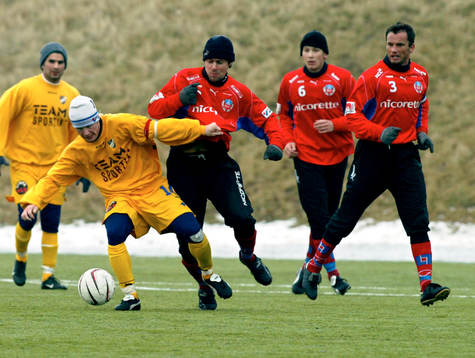 Johan Åkesson dribblar sig framåt