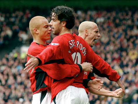  Ruud van Nistelrooy, Manchester United jublar ihop med Wes Brown och Rio Ferdinand