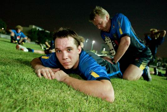 Fredrik Lundqvist får hjälp att stretcha av