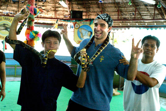 De svenska spelarna besökte en ormfarm när de åkte på