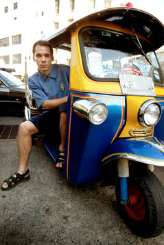 Fredrik Lundqvist i en "tok-tok" som är en moppe-taxi som