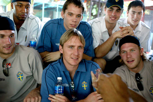 De svenska spelarna besökte en ormfarm när de åkte på