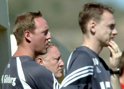 Tre bekymrade tränare, Bo Johansson skymtar bakom sina