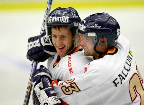 Match-hjälten Johan Forsander omfamnas ömt av Fredrik