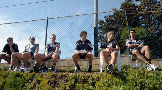 En hel rad skadade AIK-spelare såg matchen från sidan av