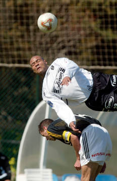 AIK hukade sig för norrmännen, här flyger en över