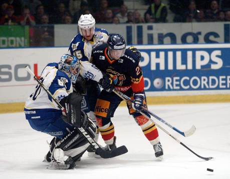 Stefan Liv, målvakt och Mattias Remstam, HV71 och Fredrik