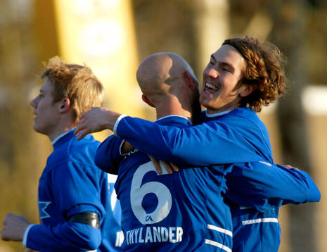  Patrik Redo, Halmstad kramas om av Mattias Thylander sedan han slagit in vinstbollen, 3-2