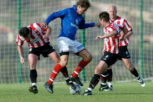 Tre man försöker stoppa Tobias Grahn, fr.v. Hans
