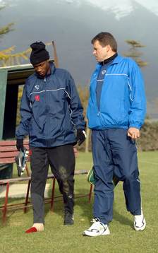 Atiba Hutchinson, skadade sig i höger fot och troligen