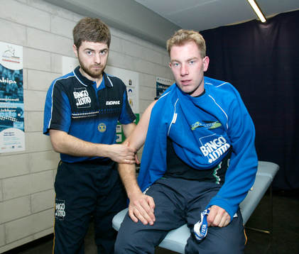 Fredrik Håkansson, Sverige, får massage av Anders Holm