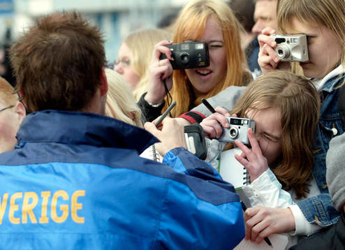 Fredrik Ljungberg skriver autografer