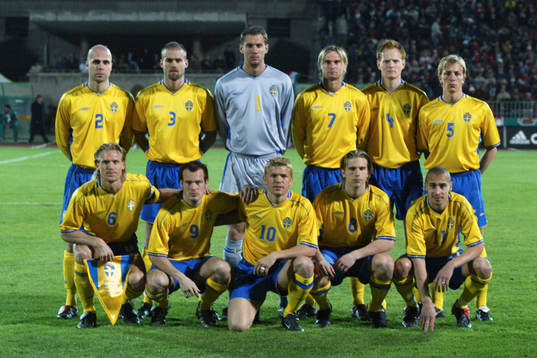 (Lagbild) Övre raden fr v. Teddy Lucic, Olof Mellberg,