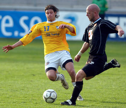 Fotboll. Superettan. IFK Malmö - Cafe Opera. IFK Malmös Glenn Holgersson i närkam med Cafe Operas David Nordbeck