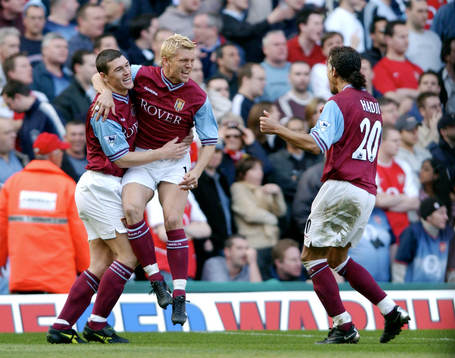   Gareth Barry , Marcus Allbäck och Moustapha Hadji jublar åt Arsenals Kolo Toures självmål till 1-1