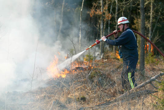 Brand, skogsbrand vid Hörja. Räddningstjänsten bekämpar