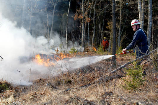 Brand, skogsbrand vid Hörja. Räddningstjänsten bekämpar