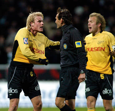  Fredrik Stenman, Elfsborg visa domaren Miro Ukalovic att det inte var straff.