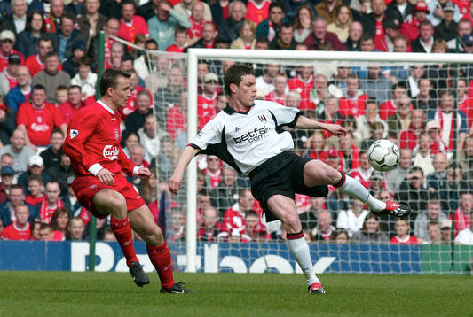  Steve Finnan, Fulham mot Liverpools Vladimir Smicer.