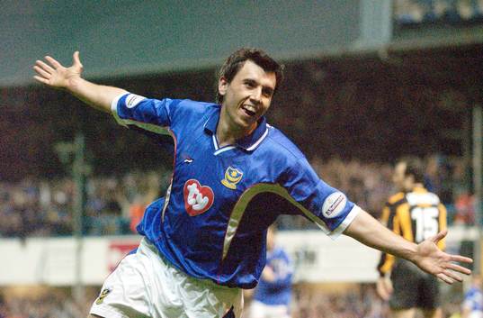  Portsmouth's Svetoslav Todorov jubel  efter att ha gjort det första målet 