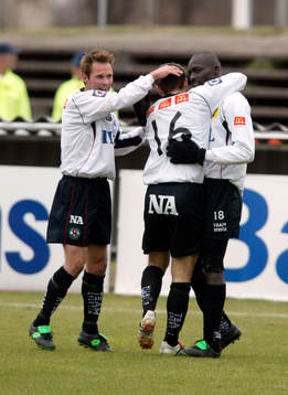  Jubel i Örebro efter 1-2 målet. Fredrik Nordback, Herish Kuhi och målskytten Paul Oyuga, Örebro.