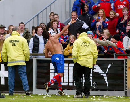 Fotboll, Allsvenskan, Kenneth Rasmussen, Helsingborg kastar ut sin undertröja till publiken