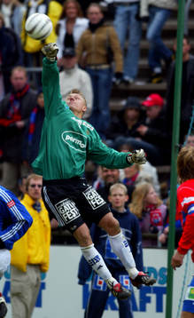 Fredrik Sundfors, Sundsvall boxar ut bollen vid en hörna
