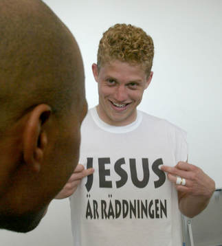 2-målssskytten Paulinho Guara visar tröjan för Jeffrey