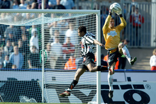 MFF:s Lee Baxter, målvakt,  räddar framför, Daniel