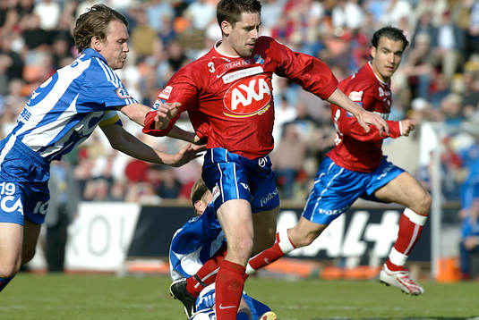 Straff, Magnus Erlingmark, knuffar Mikael Thomasson, men