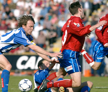 Visst är det straff. Magnus Erlingmark knuffar omkull