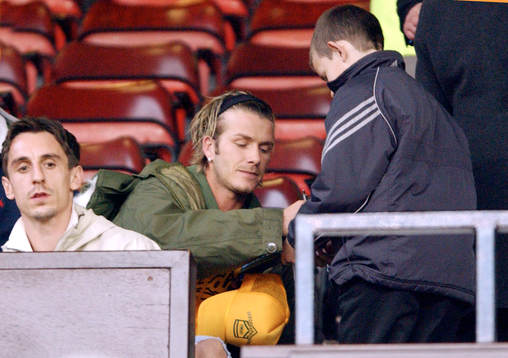  David Beckham, skriver autograf.