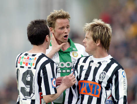  Det var stökigt och bråkigt på plan, här är det Peter Markstedt, Hammarby som hamnat mellan Audun Helgason och Jesper Ljung, Landskrona