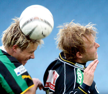 Ville Viljanen vinner en luftduell mot Martin Karlsson