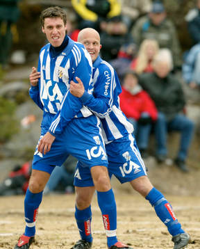  Hans Blomqvist omfamnar och grattar Martin Crossa (jubel) efter att han gjort det avgörande 1-0 målet.