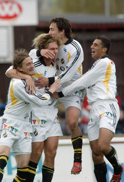  Målskytten Andreas Andersson grattas av Mats Rubarth, Stefan Ishizaki och Arash Talebinejad, jubel.