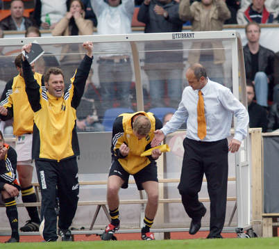  AIK-jubel på bänken, Peter Kisfaldu.., Pär Millqvist och tränaren Richard Money.
