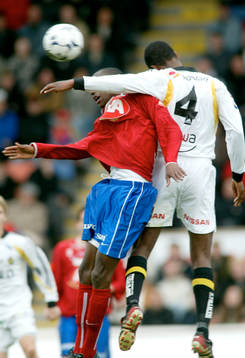 Atiba Hutchinson och Benjamin Kibebe, nickduell