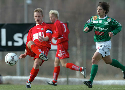 Västra Frölundas lagkapten Björn Lundberg slår en