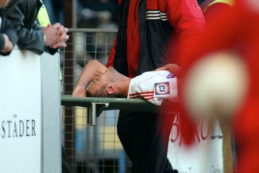 Andreas Yacob-Haddad, Assyriska bärs ut på bår. Skada